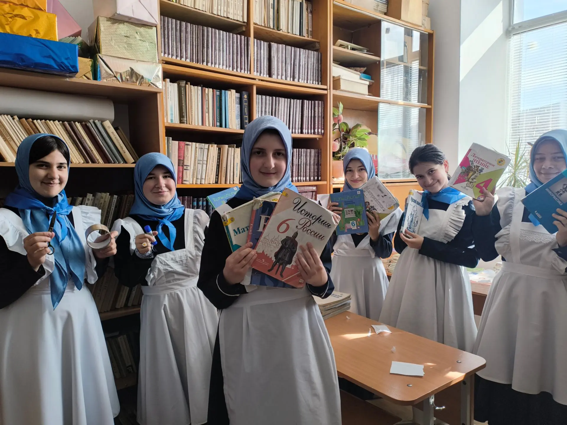 📚 Активисты «Движения Первых» спасают книги в МКОУ «Мехельтинская ООШ»! 🛠️📖
