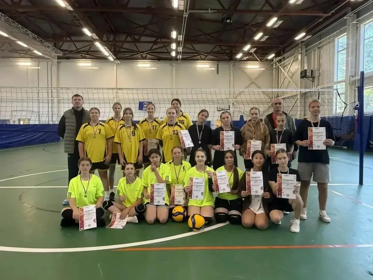 🏐 Волейбол как лучший подарок ко Дню учителя: юные спортсменки зажгли на площадке! 🏐