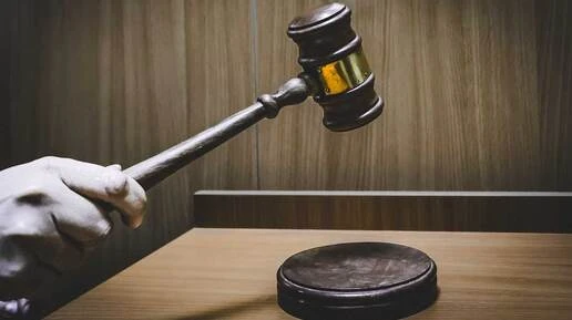 Томич вытолкнул сожительницу с четвёртого этажа и предстал перед судом