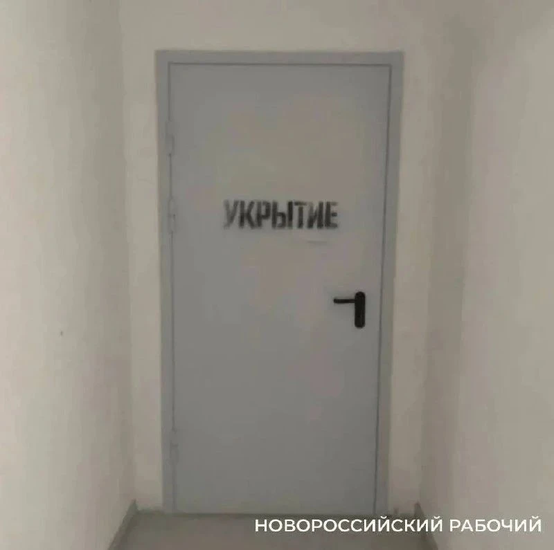 «Нам тут интересно»: в Новороссийске подростки в укрытии многоквартирного дома устраива...