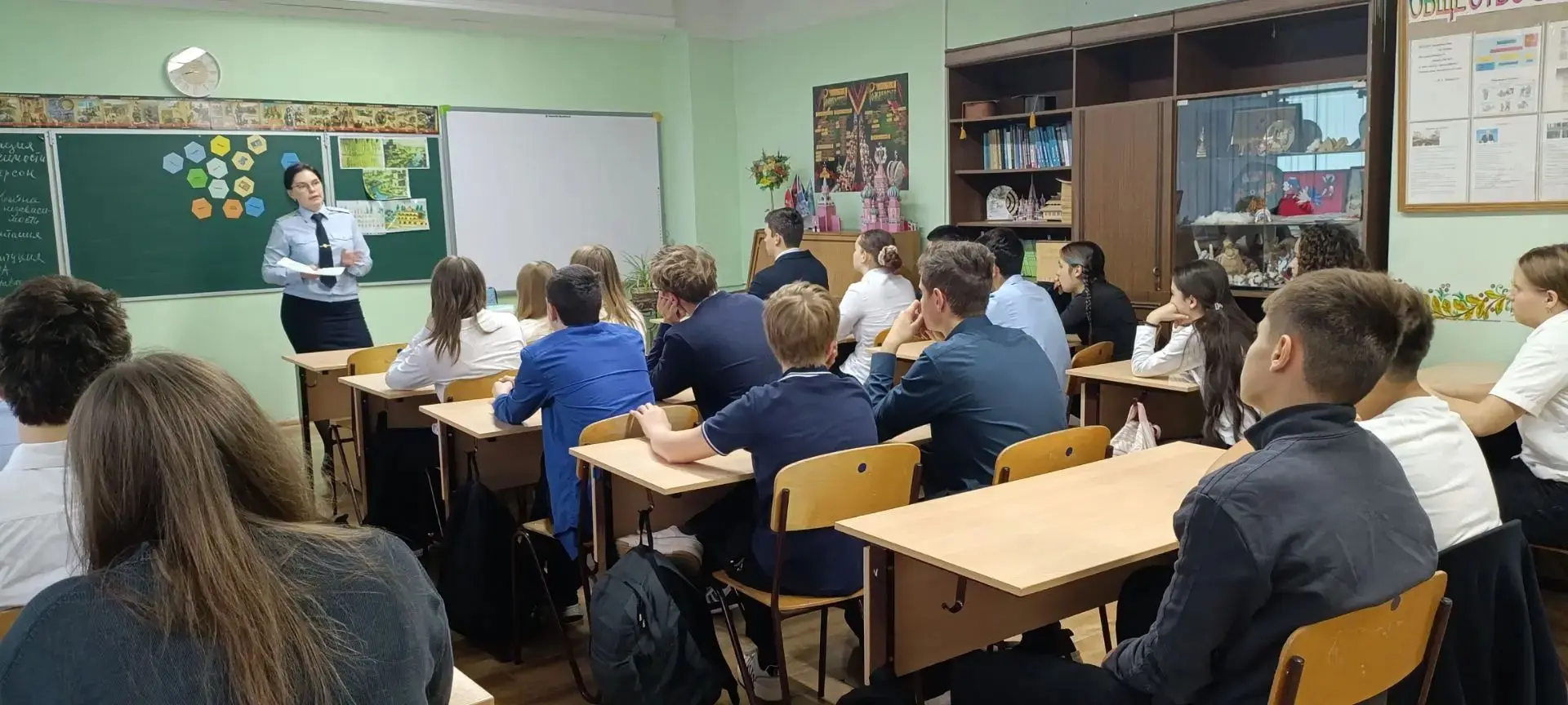 В рамках Дня профилактики правонарушений в 8 классе "А" прошло занятие «Как не стать же...