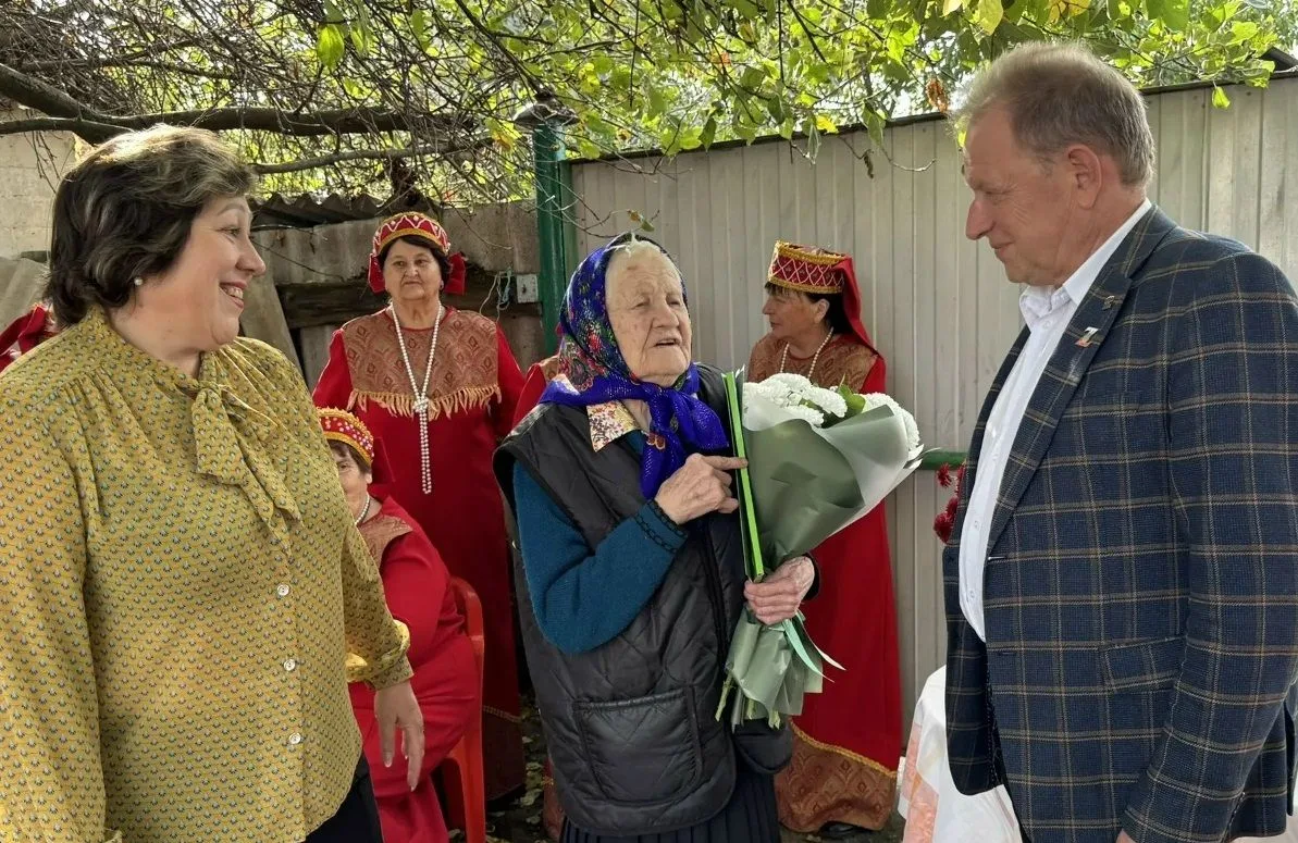 💐Глава администрации Валуйского округа Алексей Дыбов поздравил долгожительницу из села...