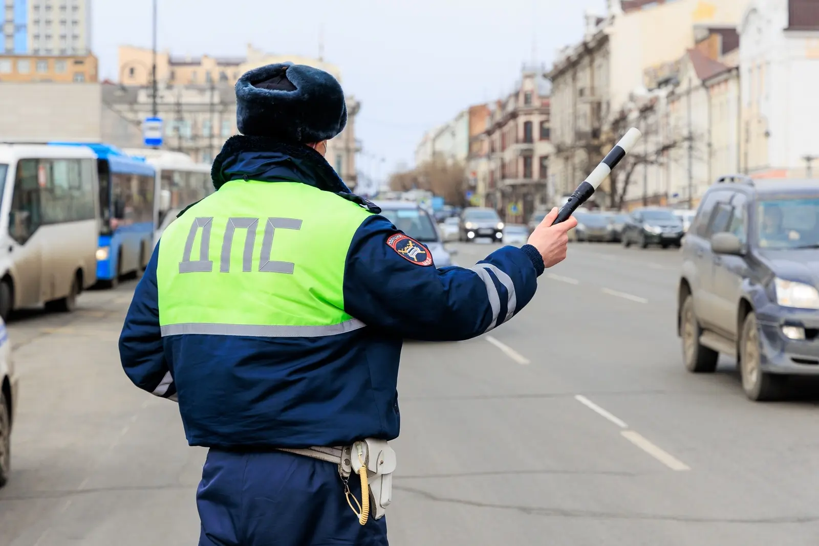 В Кургане водитель без прав протащил инспектора за машиной