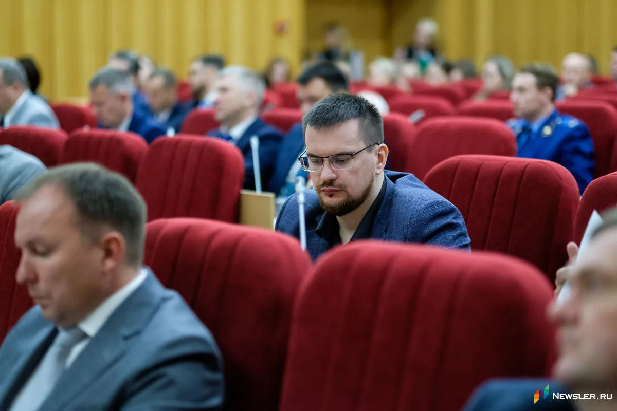 Сегодня, 15 октября, на заседании Заксобрания депутат Кирилл Писный досрочно прекратил ...