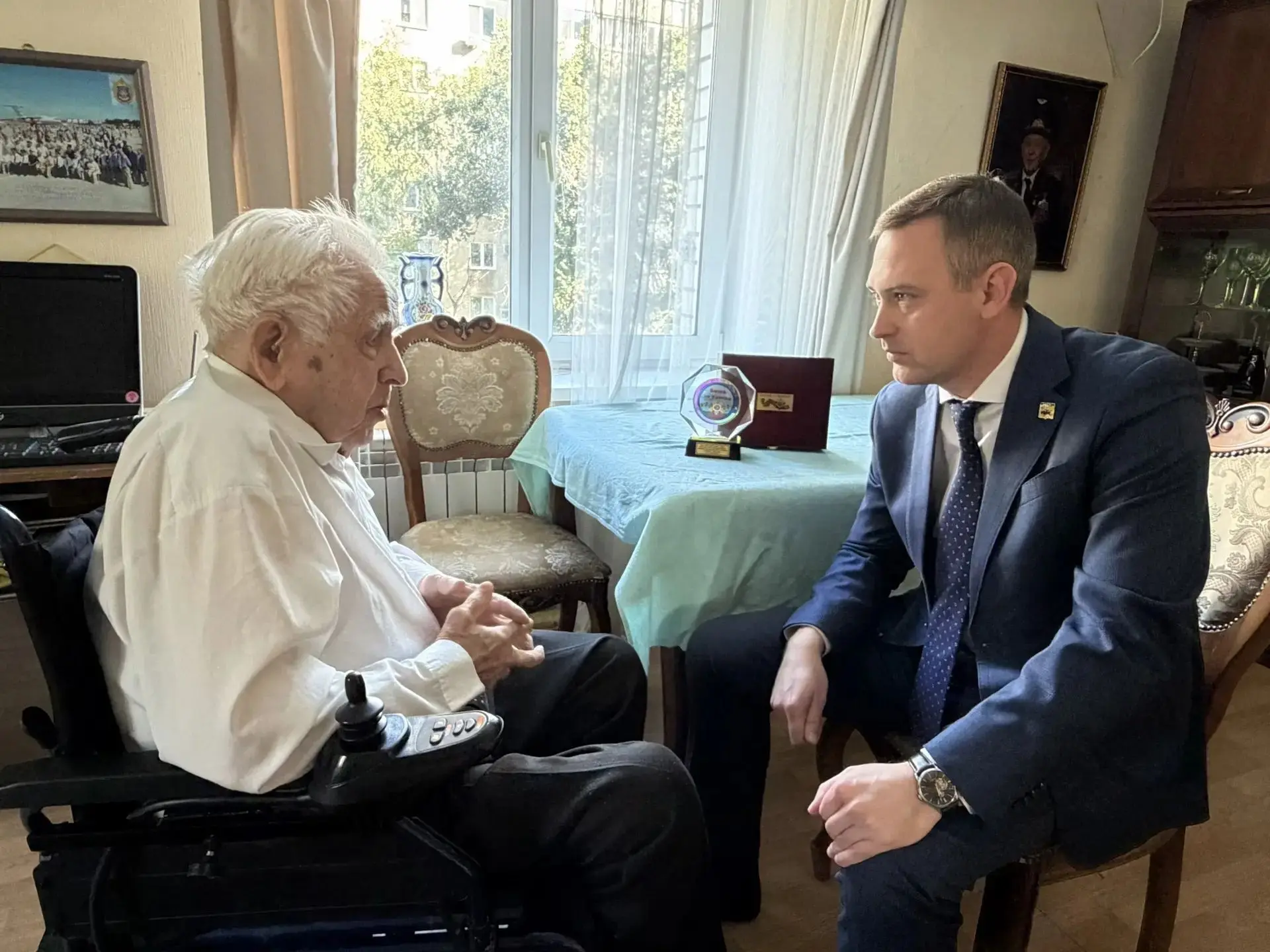 Максим Леонов навестил 103-летнего стрелка Великой Отечественной войны