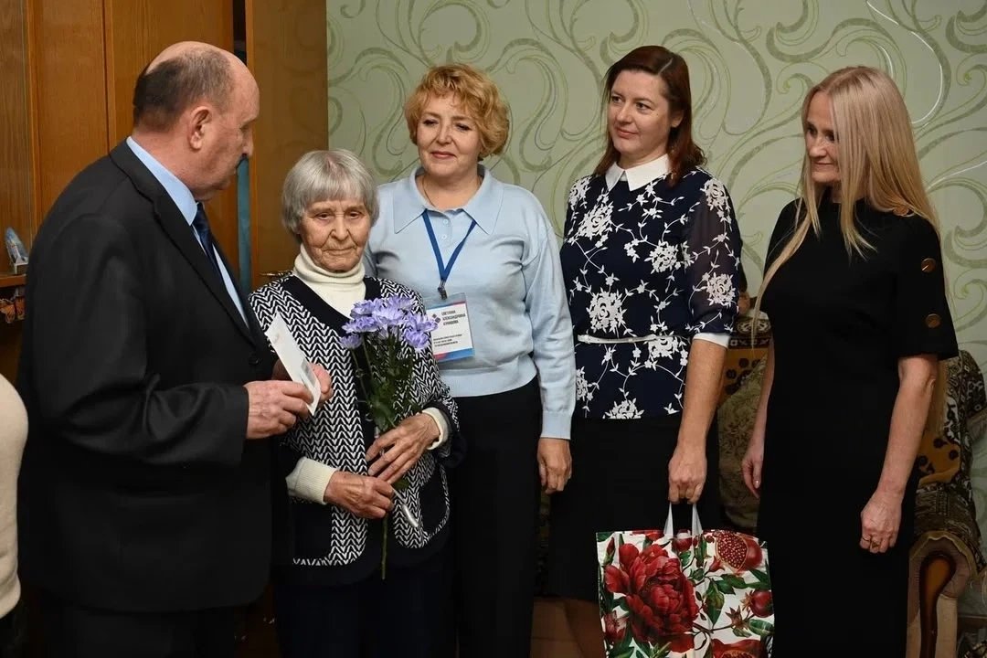 Жительницу Дегтярска Александру Ивановну Голоднову поздравили с 92-летием! 🎉