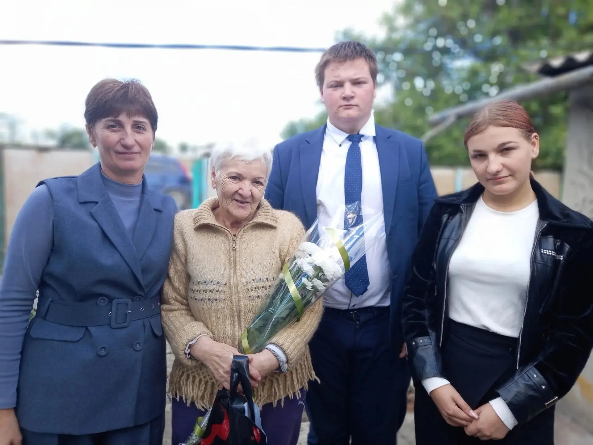 В День учителя учащиеся Староласпинской школы навестили педагогов-ветеранов, которые се...