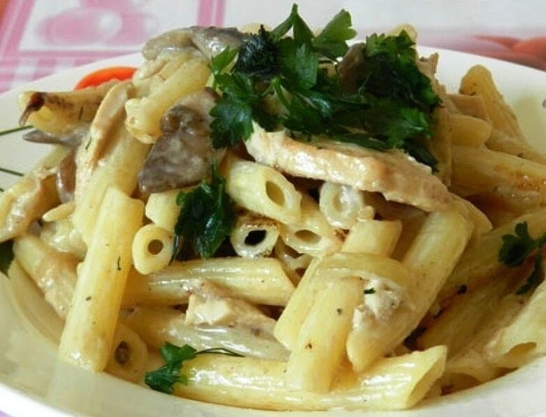 ПАСТА С КУРИЦЕЙ И ГРИБАMИ В CЛИВОЧНОМ СОУСЕ