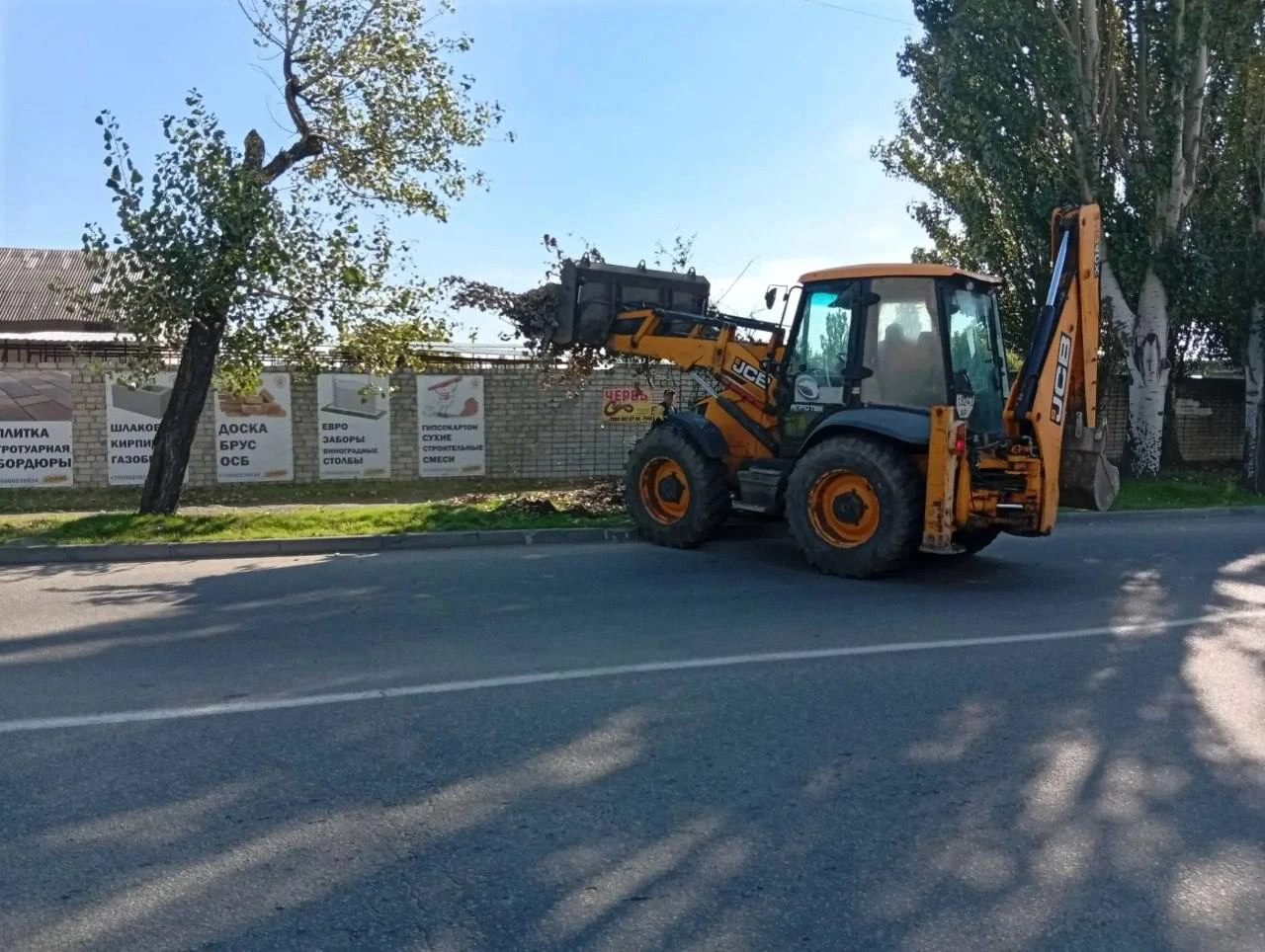 Сотрудники МБУ «Благоустройство. Бердянск» ремонтируют участок ливневой канализации на ...
