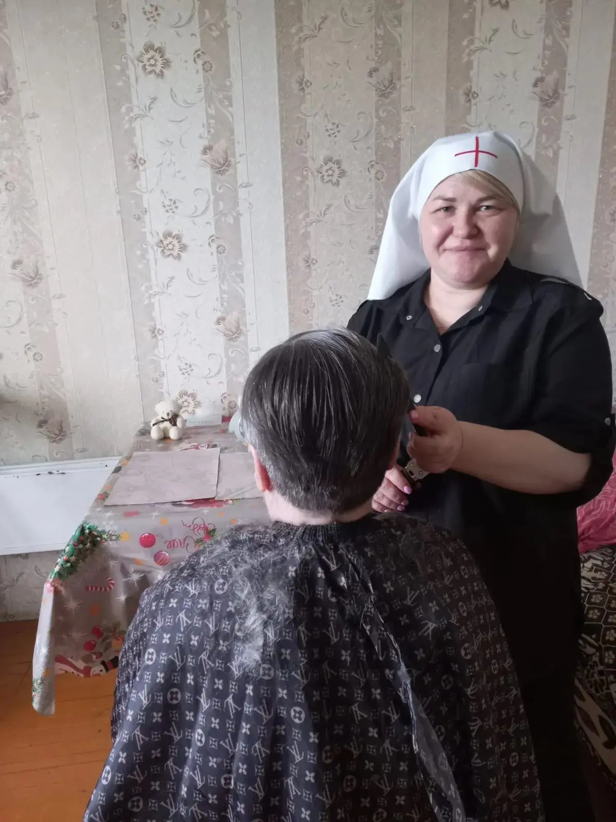 Ревдинские сёстры милосердия и добровольцы вновь побывали в доме ветеранов и устроили е...