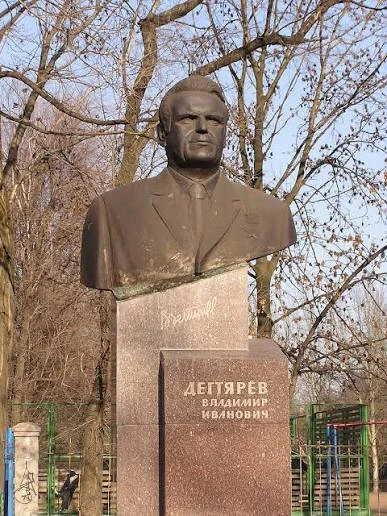 Откуда в Донецке красные бордюры