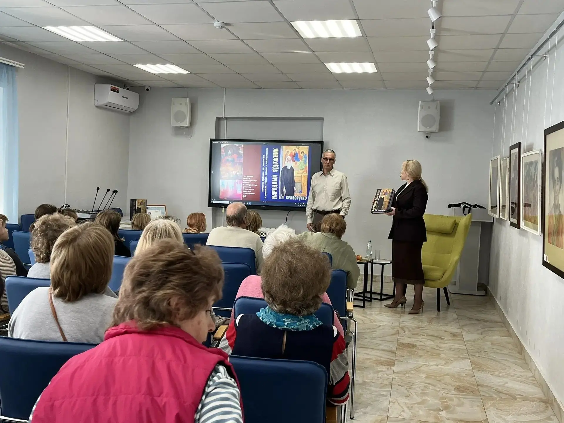 Пожилые люди Центра дневного пребывания посетили детскую модельную библиотеку имени А.П...