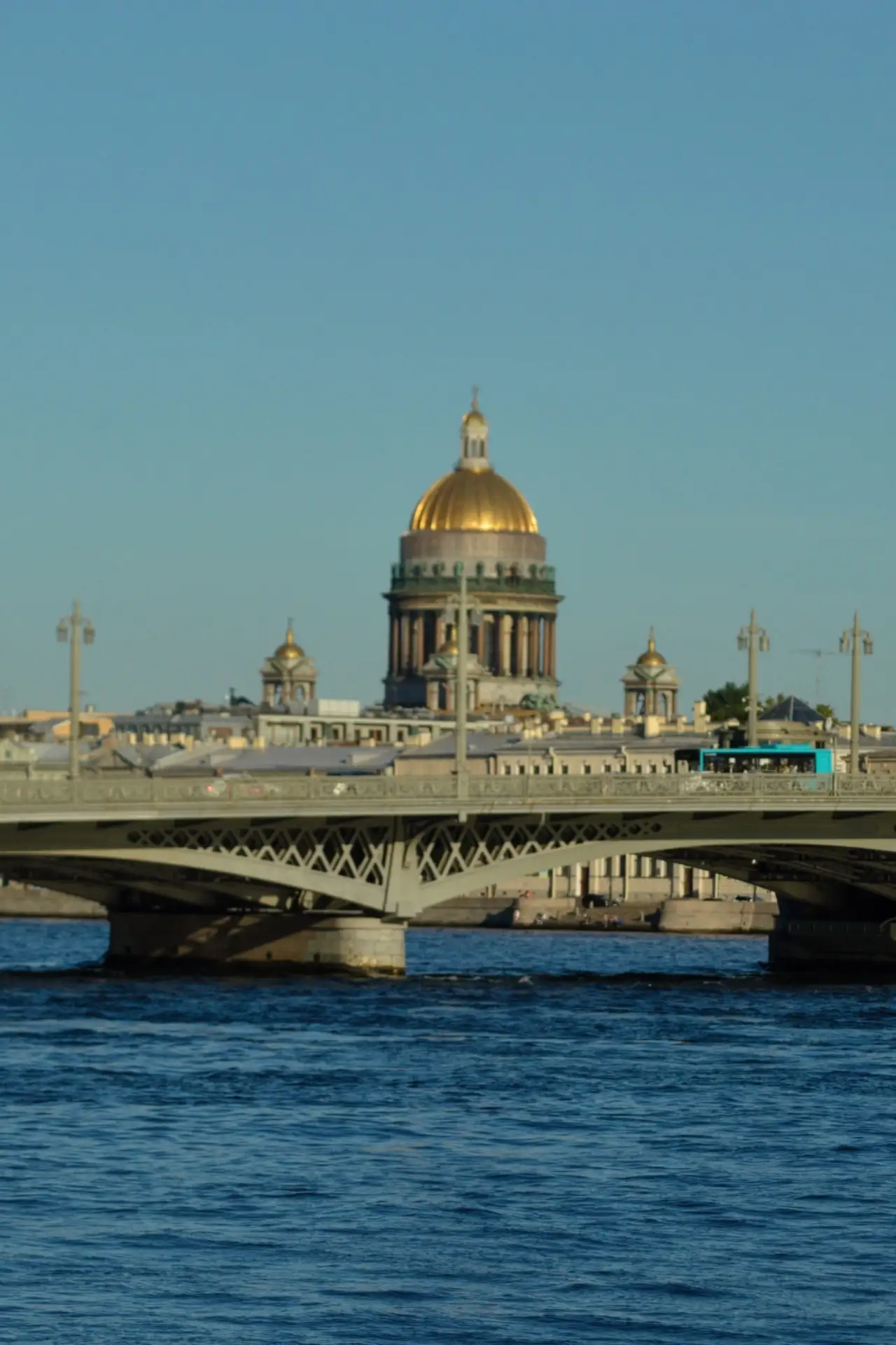 Петербург уже подробно изображён, а всё, что осталось вне описаний — нужно увидеть собс...