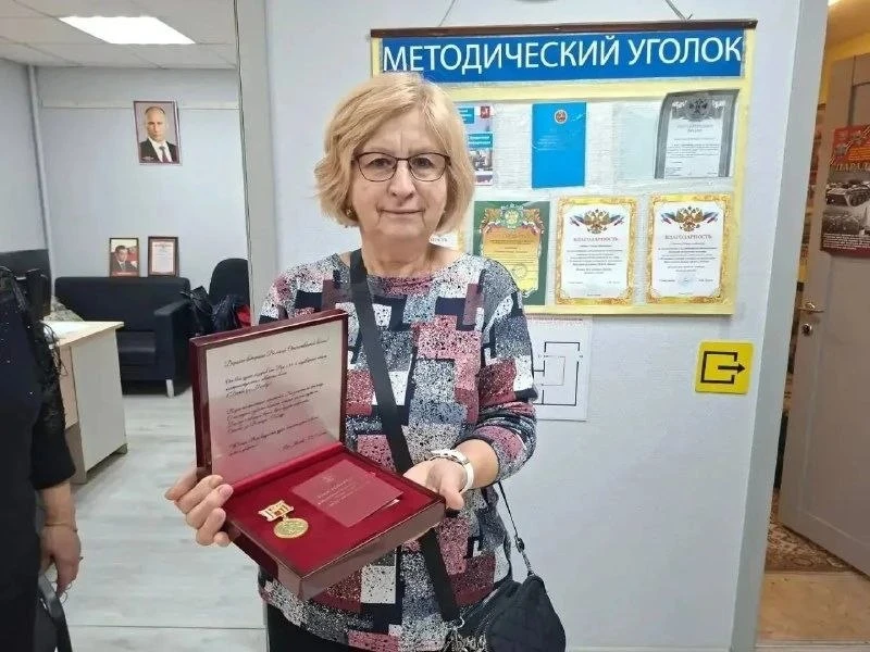 🎖️ Дочери ветерана передали знак «85 лет битвы за Москву»