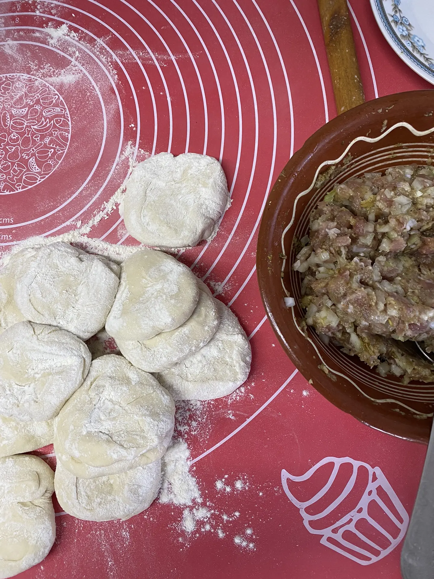 Пожарили чебуреки. Мама пока мы спали и тесто сделала, и начинку, нам только раскатать ...