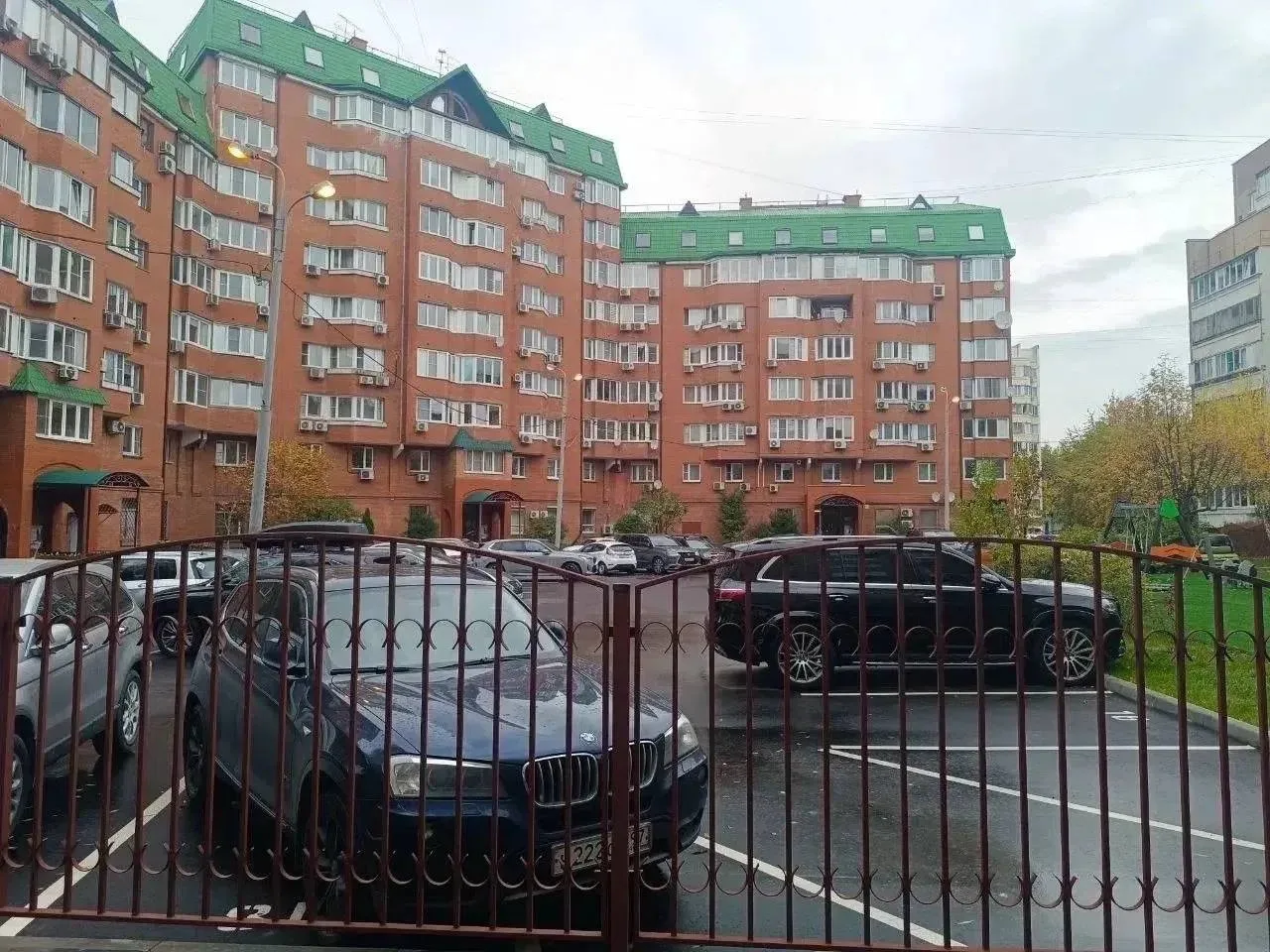 Оперативно после нашего поста восстановили освещение между домами 113, 107 и 111.