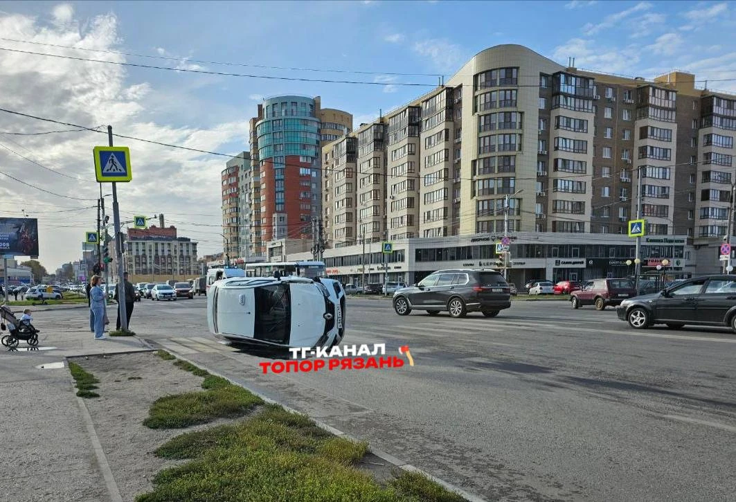 Массовое ДТП у ТЦ «Круиз»: одна машина перевернулась