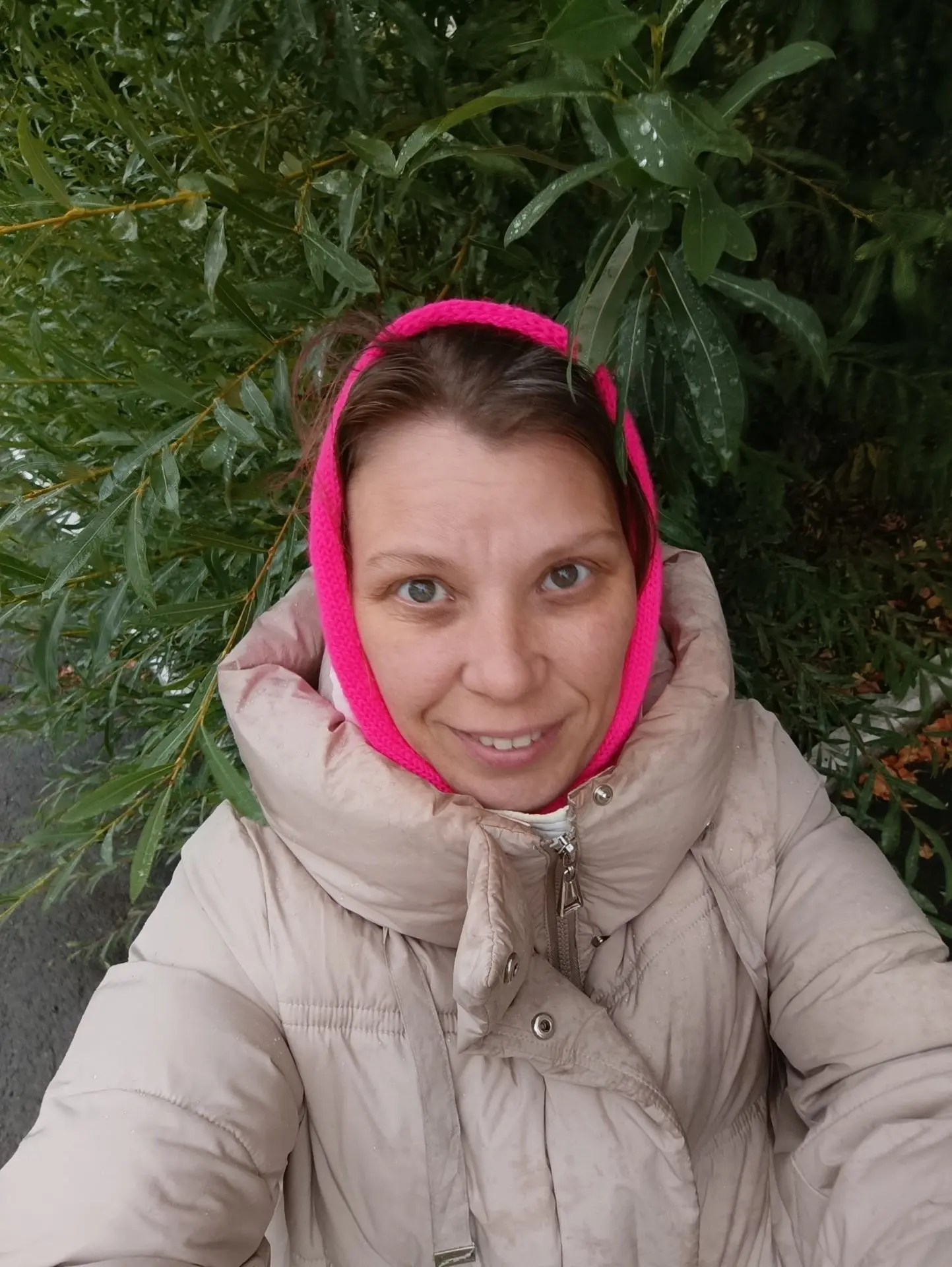 Это странная осень... С почти абсолютно зелёными деревьями и с шапкой на голове