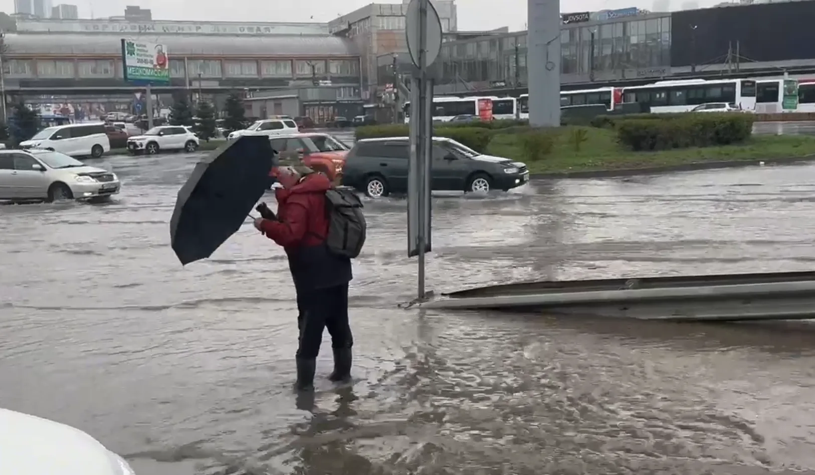 🔥 Пожарные откачали воду с проезжей части на Луговой