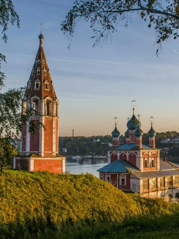Казанско-Преображенская церковь и осенний Тутаев
