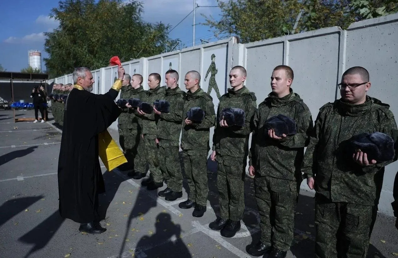 Первые этой осенью проводы на срочную службу в армию прошли в Липецке 13 октября. Двадц...