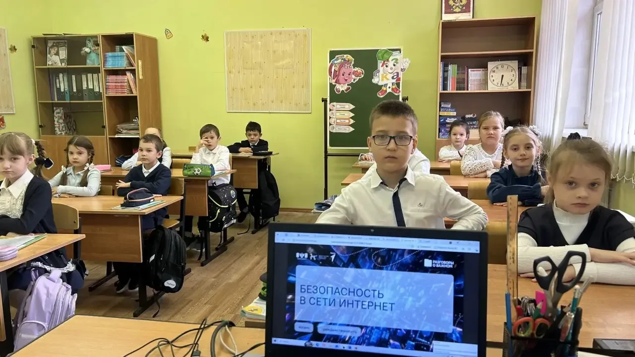 Новая учебная неделя традиционно началась с торжественного исполнения гимна России! 🇷🇺✨