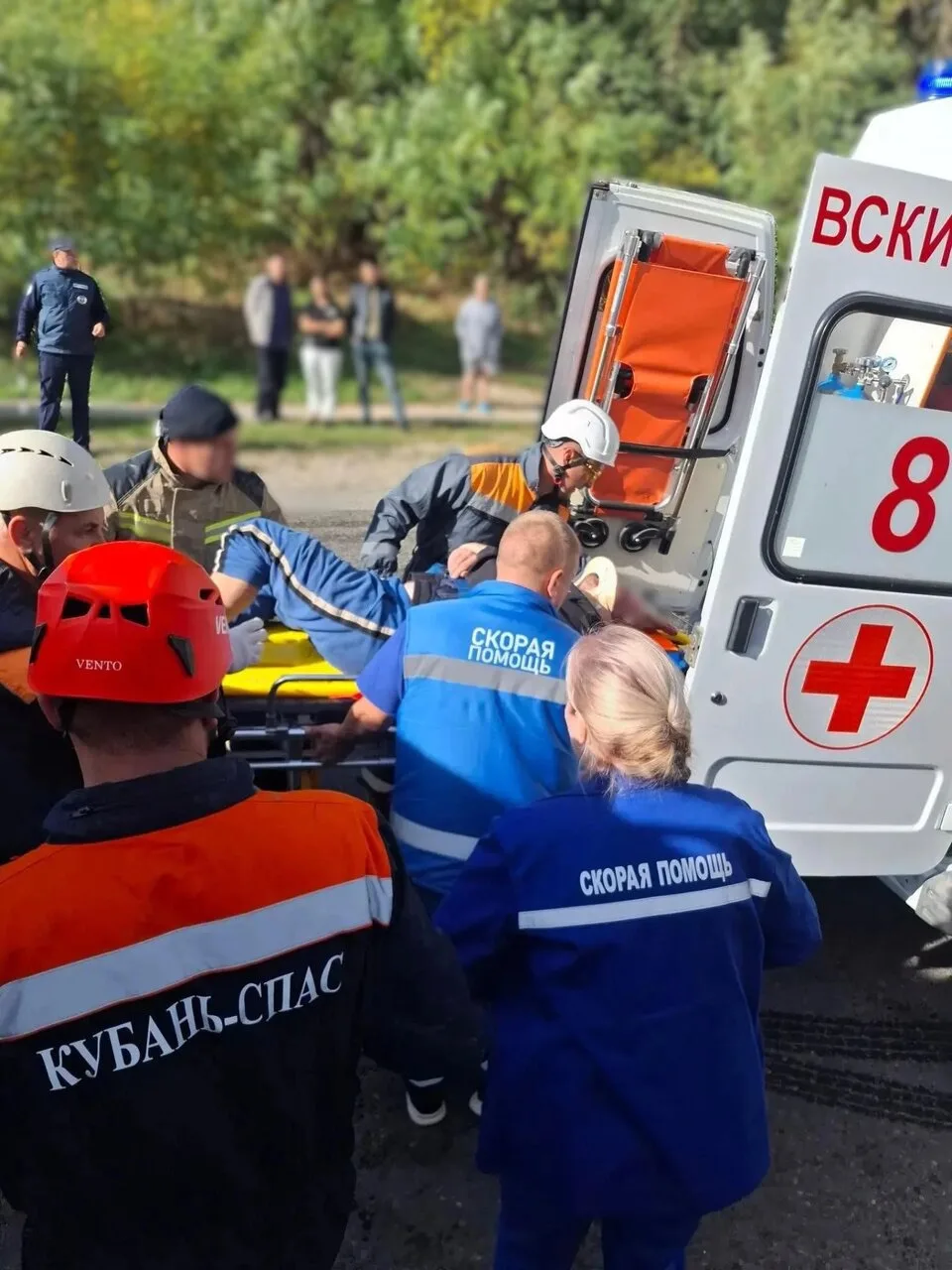 🚨 Зажало в разбитой кабине: в Псебае спасатели вытащили водителя грузовика после жёстк...