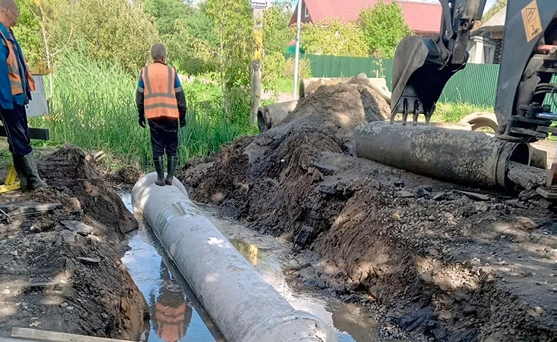На Леваневского под дорогой заменили водопропускную трубу - трудоемкий процесс для комм...