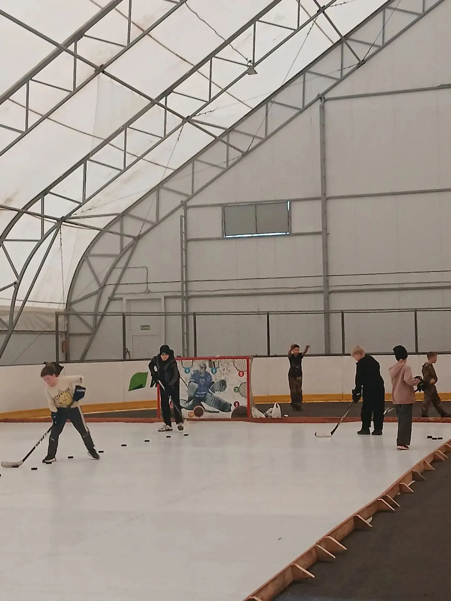 🏒 **Будущие чемпионы Братска вышли на корт! Как прошло открытое занятие в «Илим Спорт ...