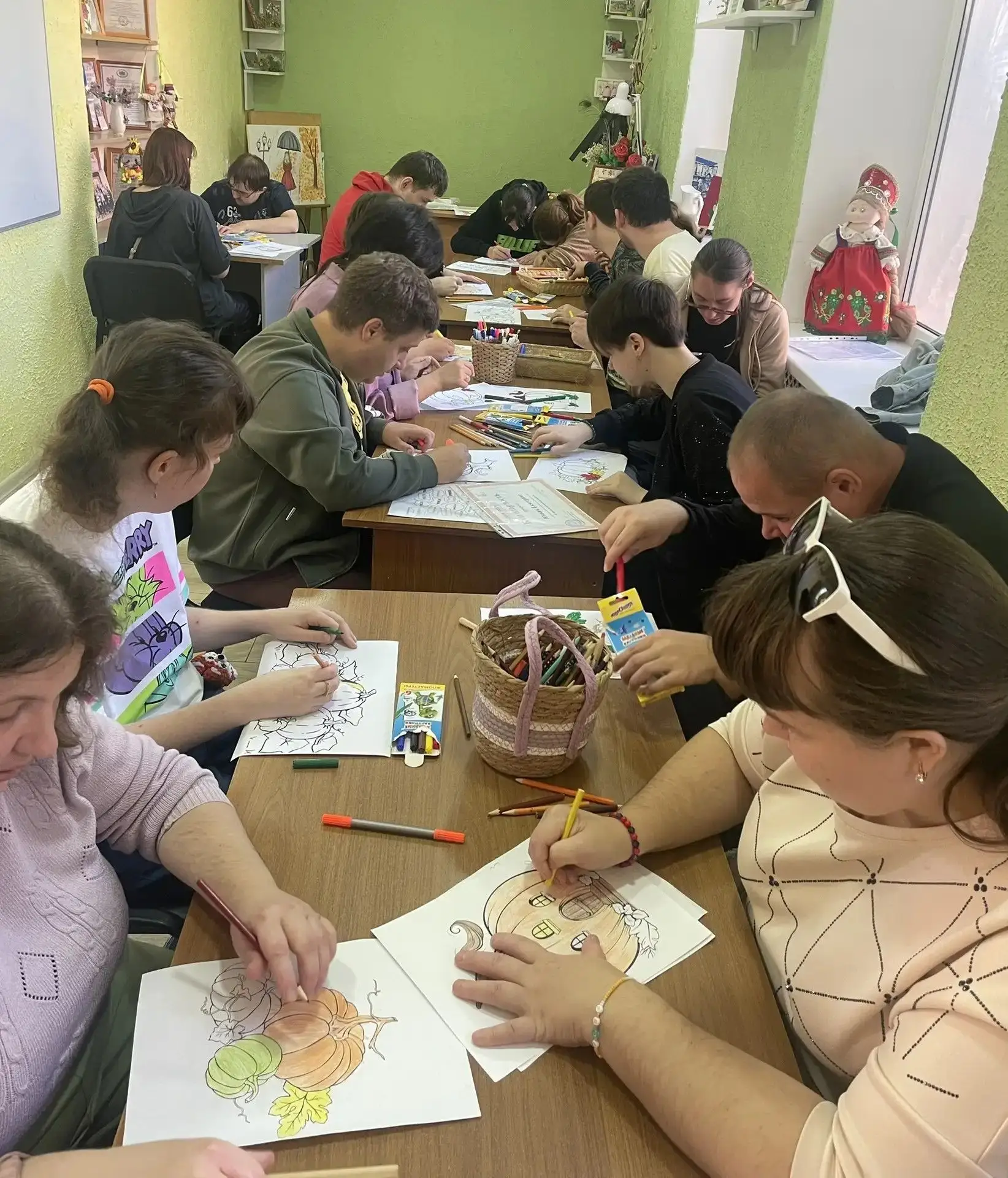 🍂 В клубе «Сильные духом» (ДКЖД) состоялся мастер-класс и выставка «Осенний калейдоскоп».