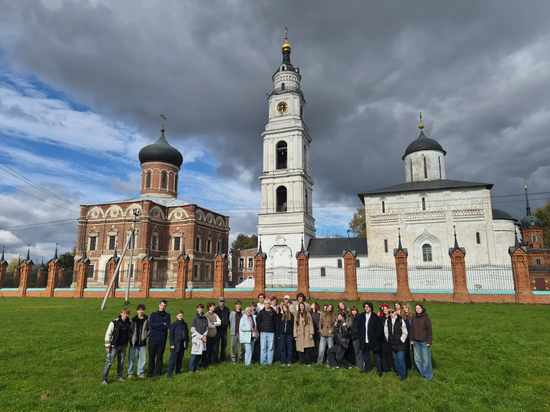 💫 52 метра в небо и капибары: как наши десятиклассники покоряли Волоколамский район ✨