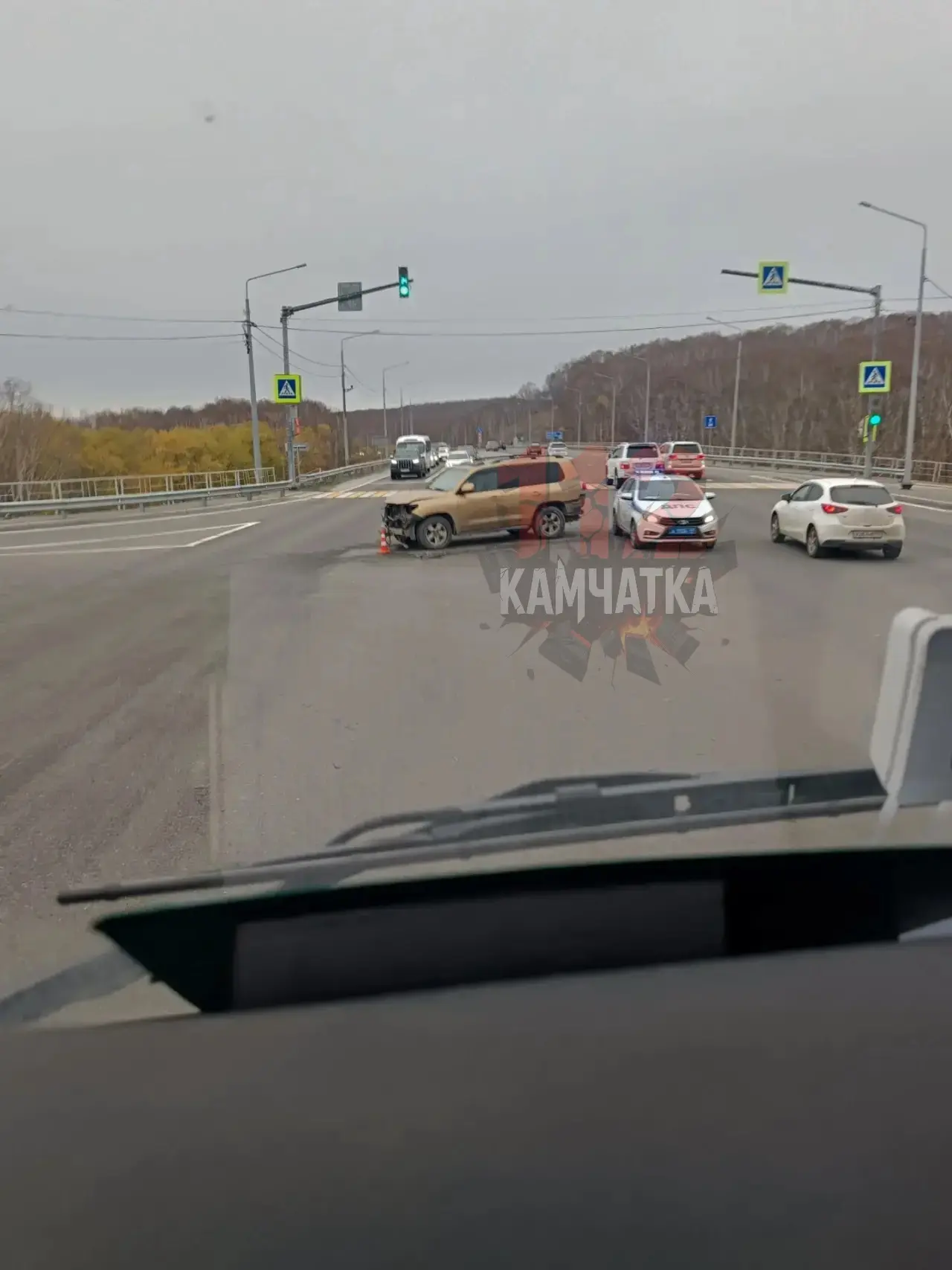 Разбитый внедорожник перегородил дорогу на 12-м километре объездной