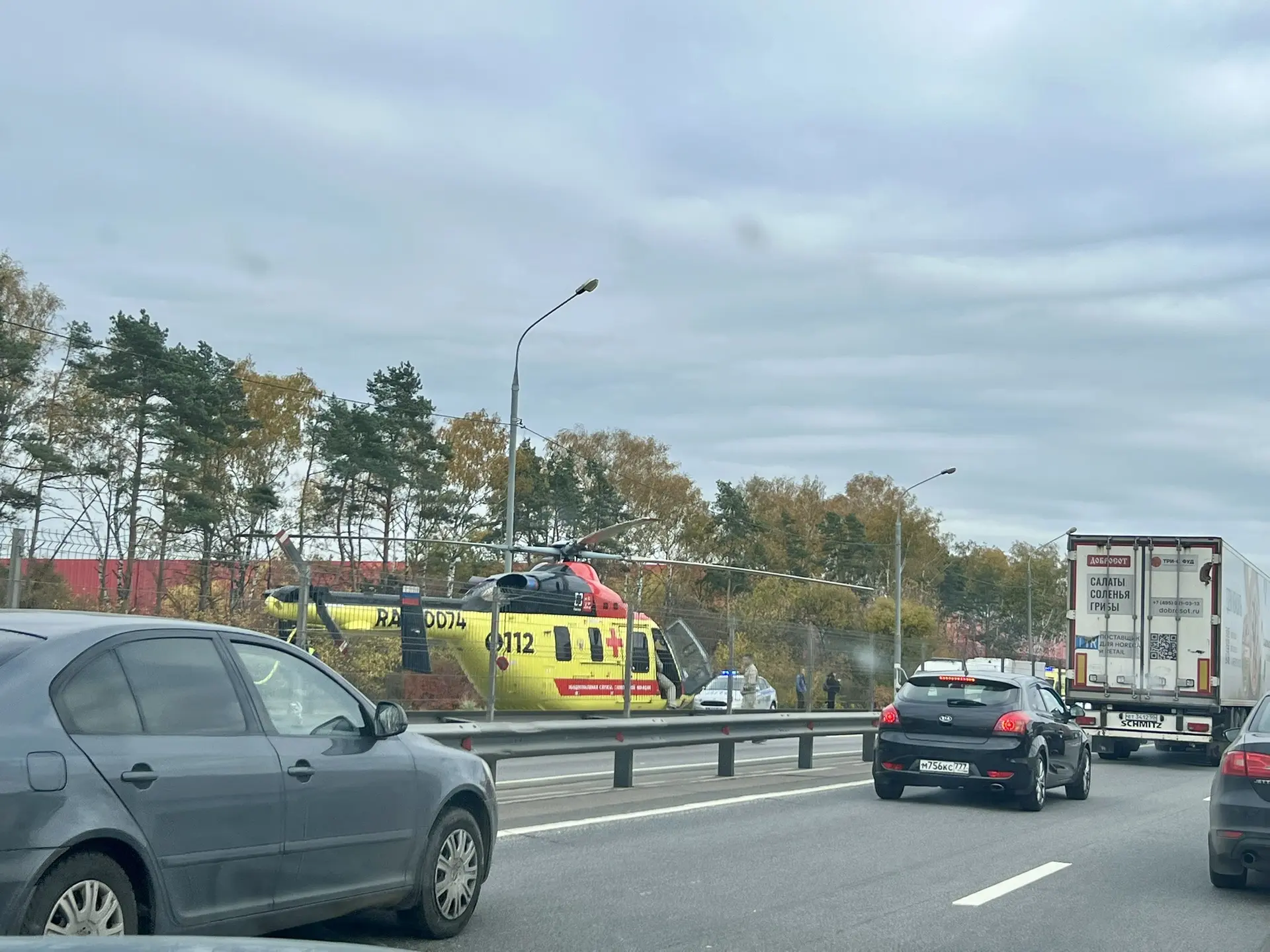 Вчера впервые увидела вертолет прямо на трассе. Видимо, какая-то серьезная авария была....