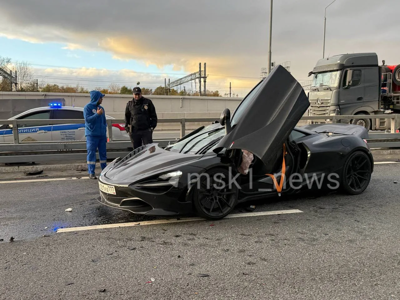 ⚡️McLaren столкнулся с газелью на улице Генерала Дорохова. Повреждения у спорткара «кол...