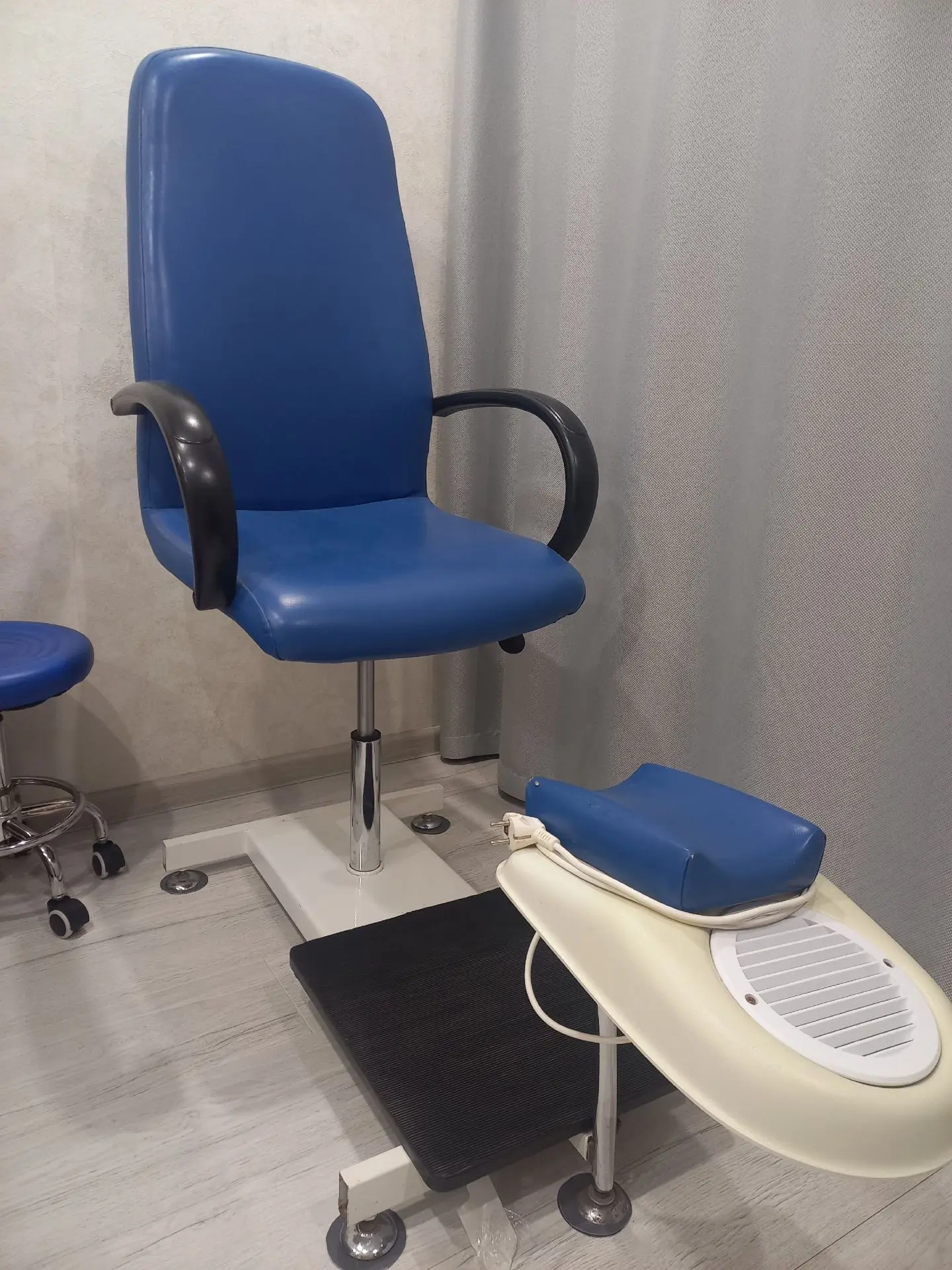 Продам стул для педикюра со встроенным пылесосом. Цена 3500 руб. Тел. 89514859893.