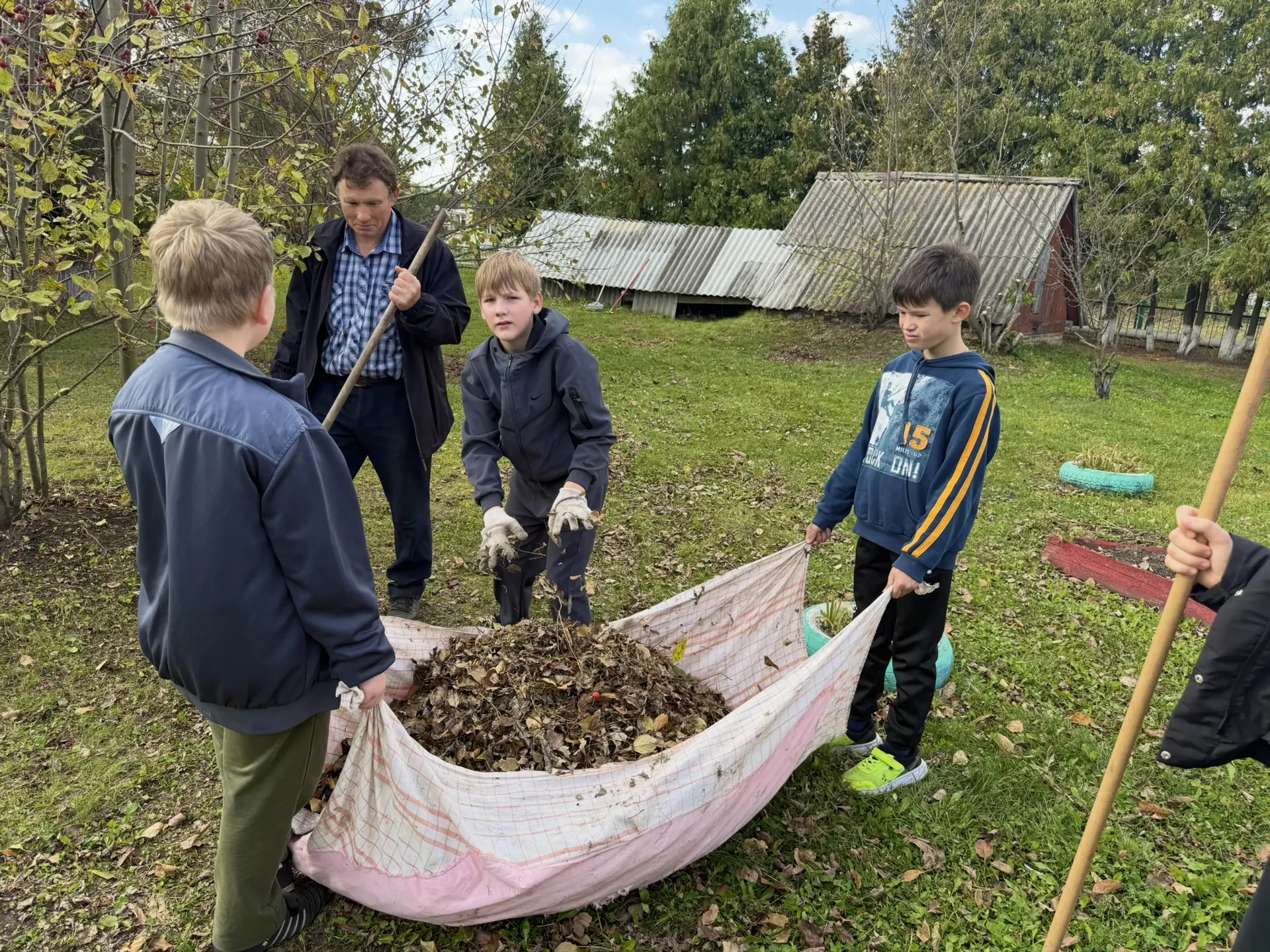 Санитарная пятница в нашей школе: вместе за чистоту и порядок! 🍁