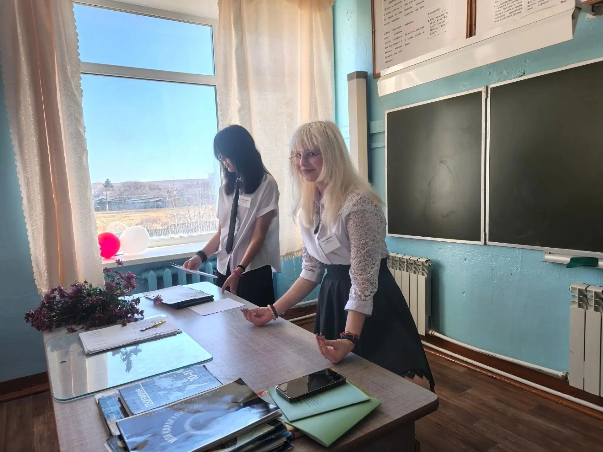В праздничный день учителя примерили на себя роль учеников и вновь окунулись в атмосфер...