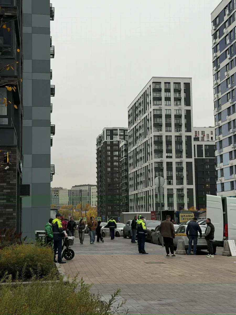 Судя по всему в ЖК организовался рейд по курьерам. ПО сообщениям останавливают всех дос...