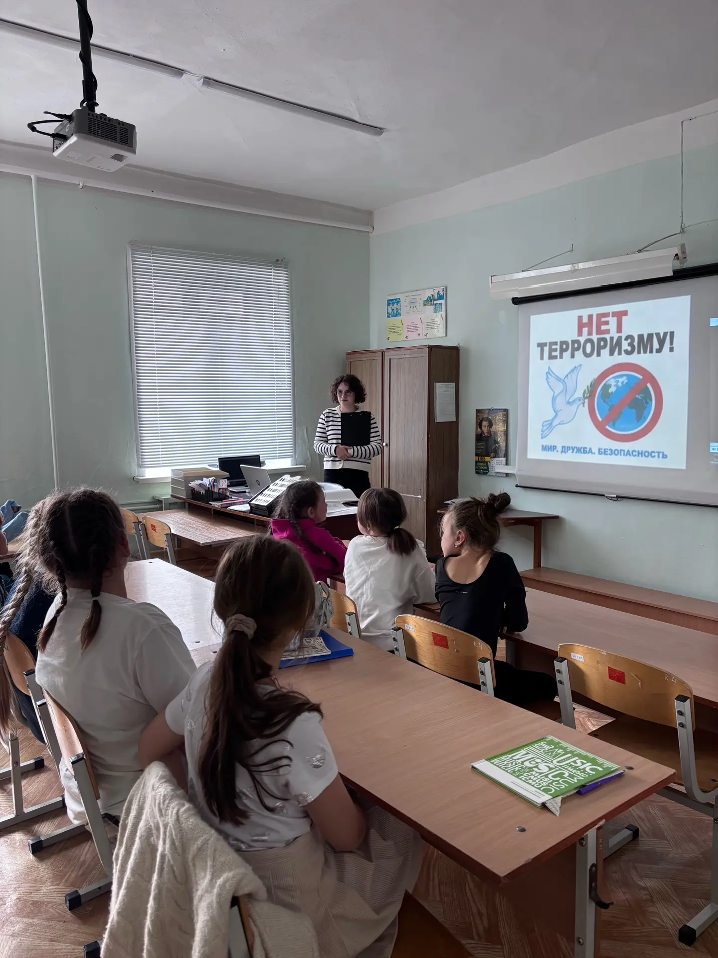 🕊️3 сентября в Верхнесергинской детской школе искусств была организована тематическая ...