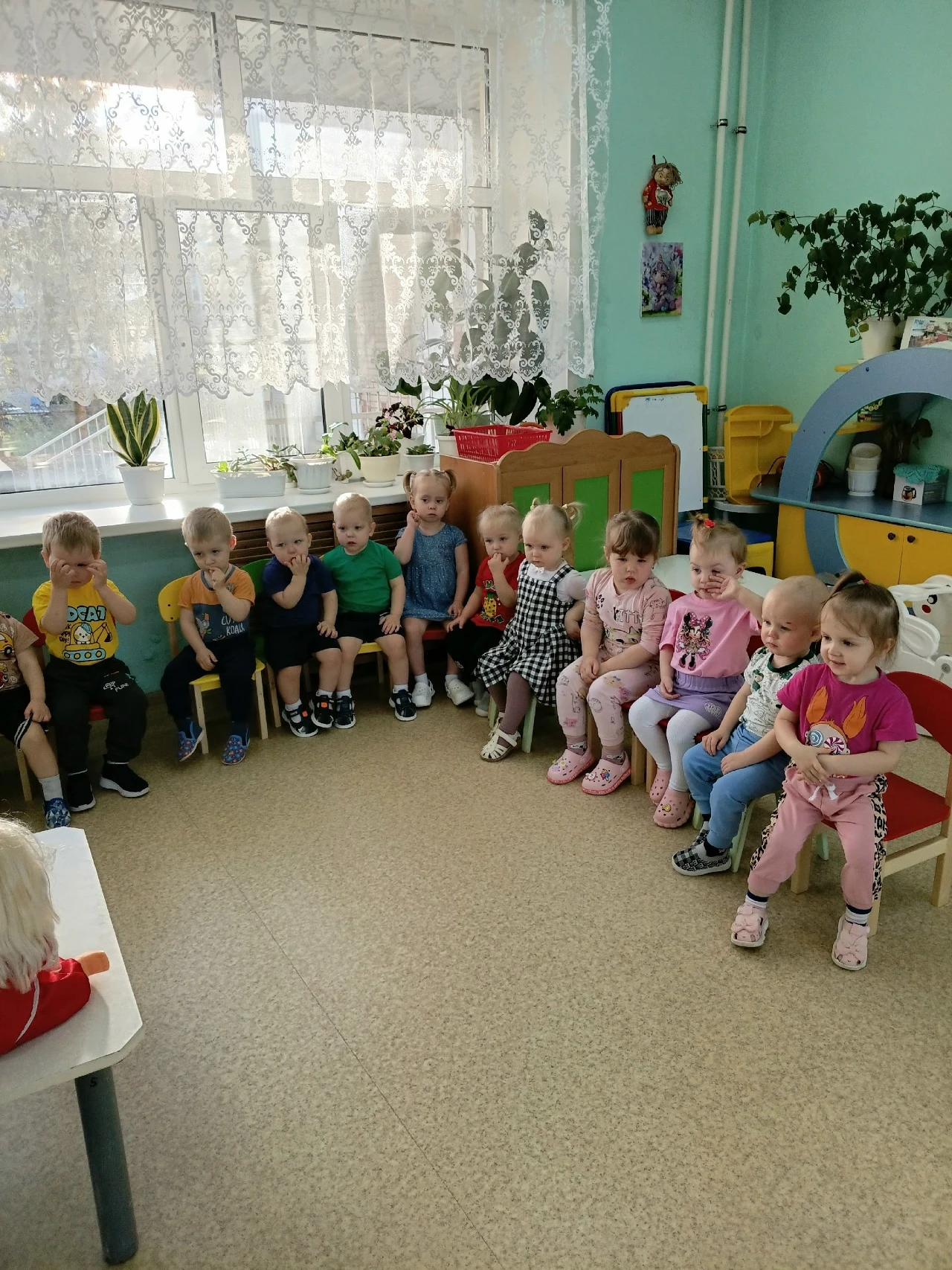 Как помочь детям понять, что утреннее расставание переживают все малыши и все мамы; поу...