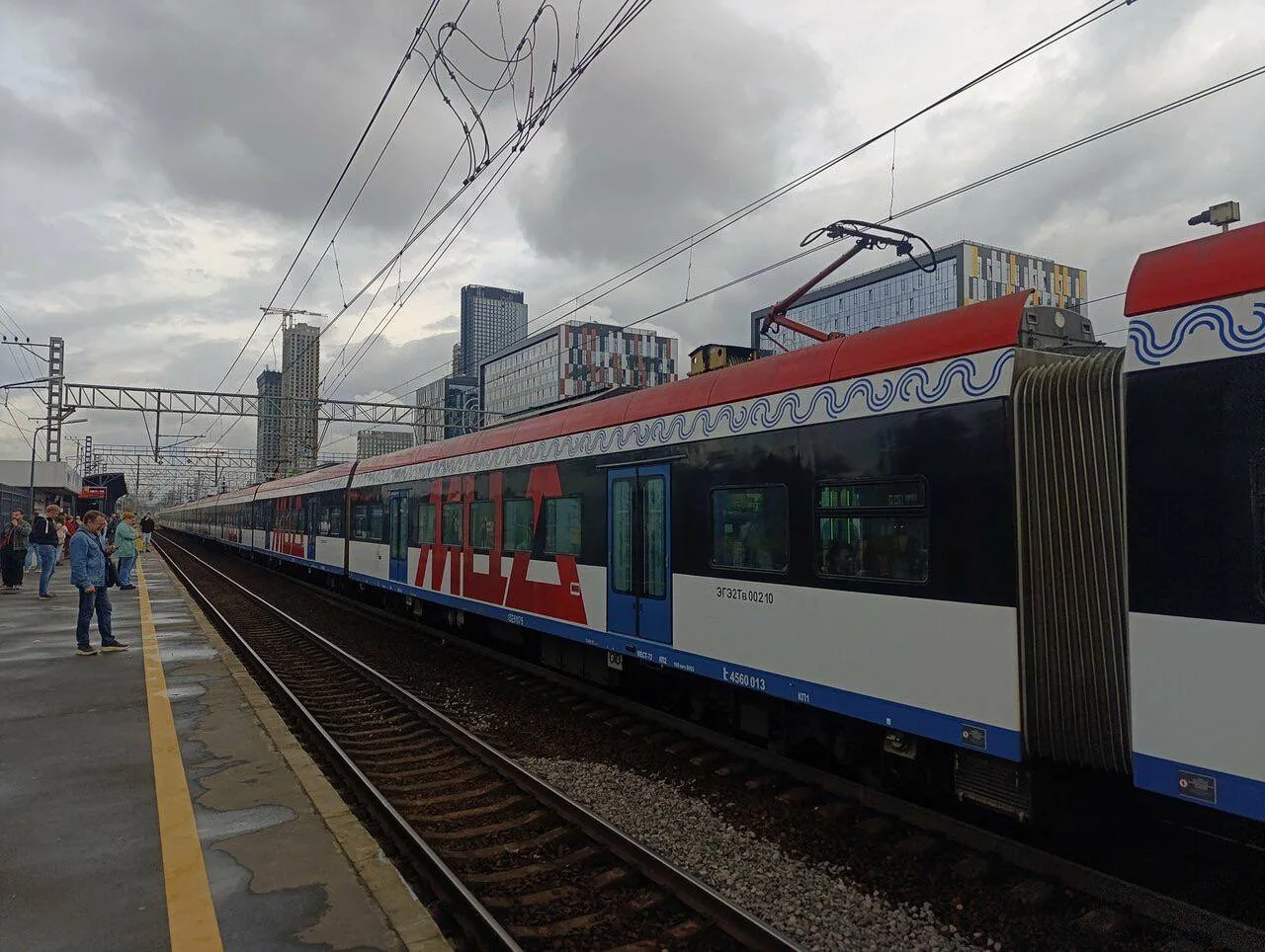 🚇Яркая «Иволга» раскрашивает дождливое утро у МЦД Останкино!