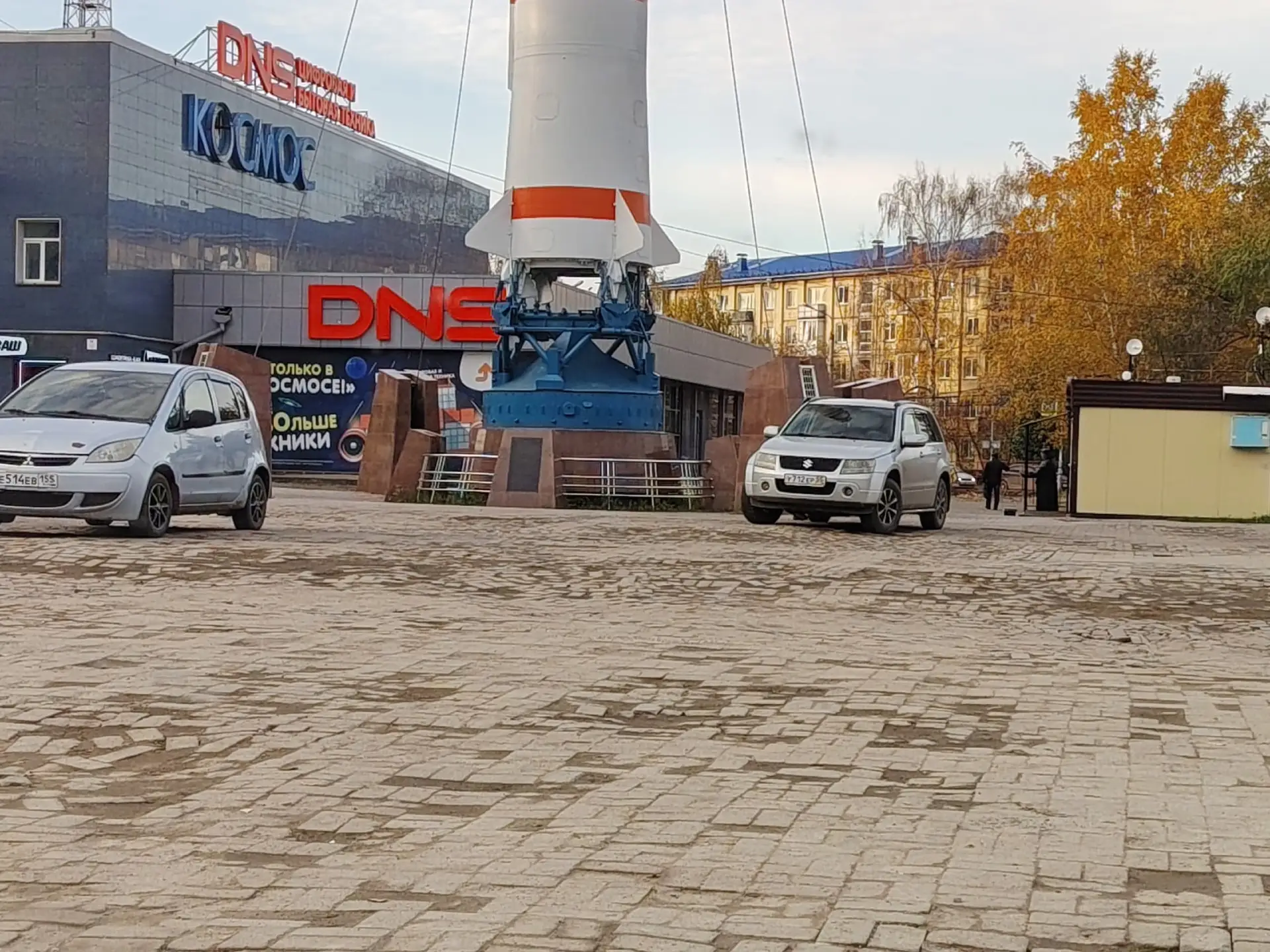 У памятника ракеты на космосе уже пару лет бардак по покрытию, когда уже возьмутся?