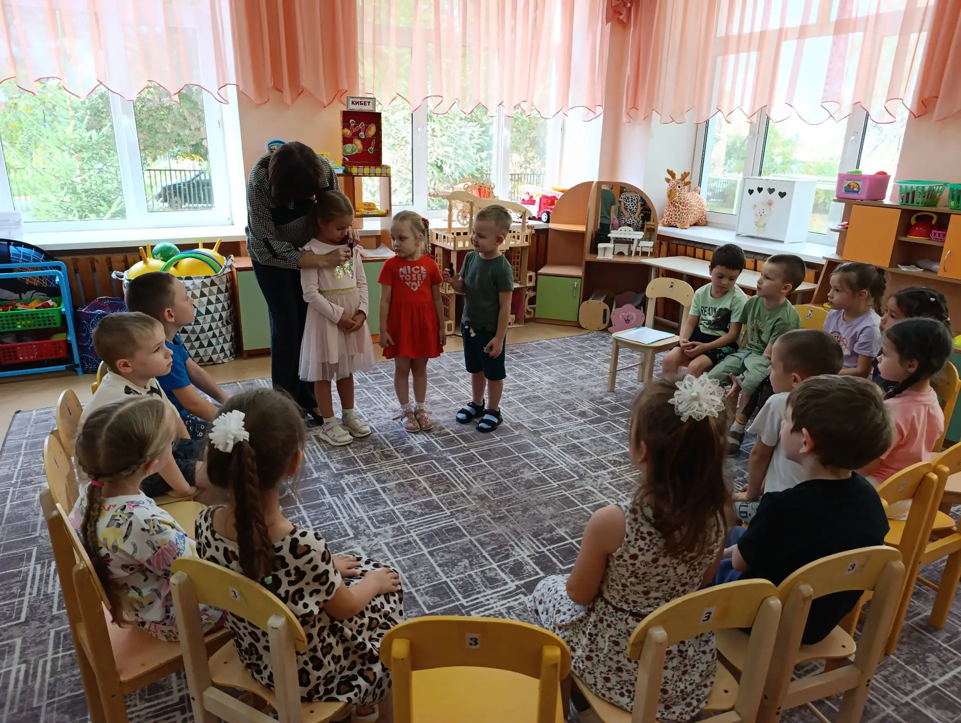 Юные блогеры группы "Гномики" знакомятся с работой петличного микрофона. Это им пригоди...