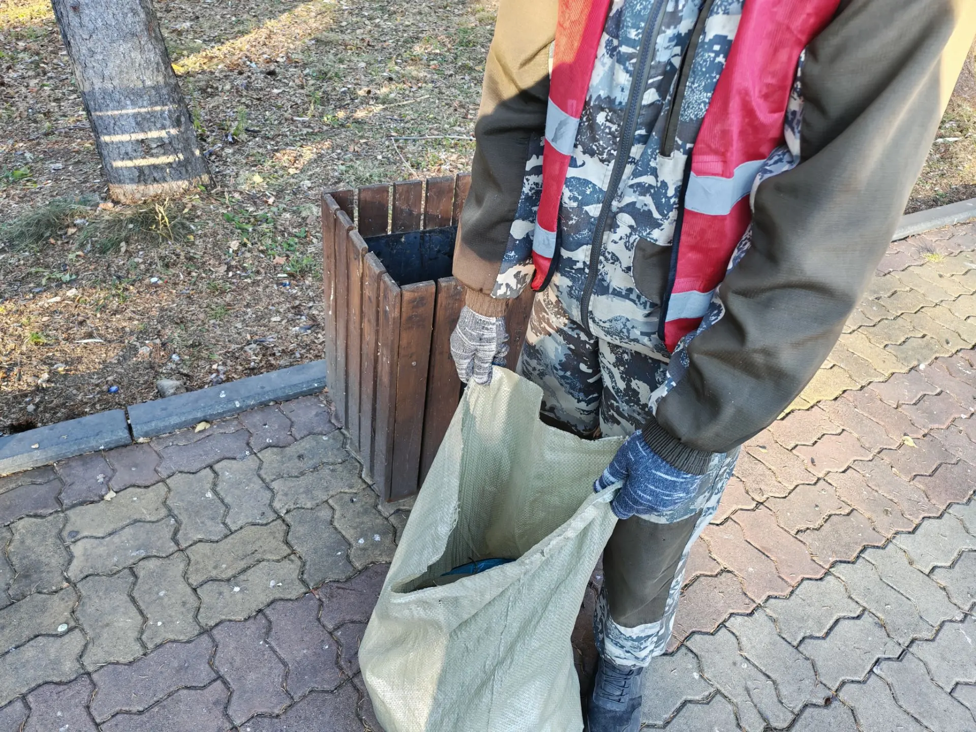 ✅  В Биробиджане коммунальные службы проводят механизированную и ручную уборку