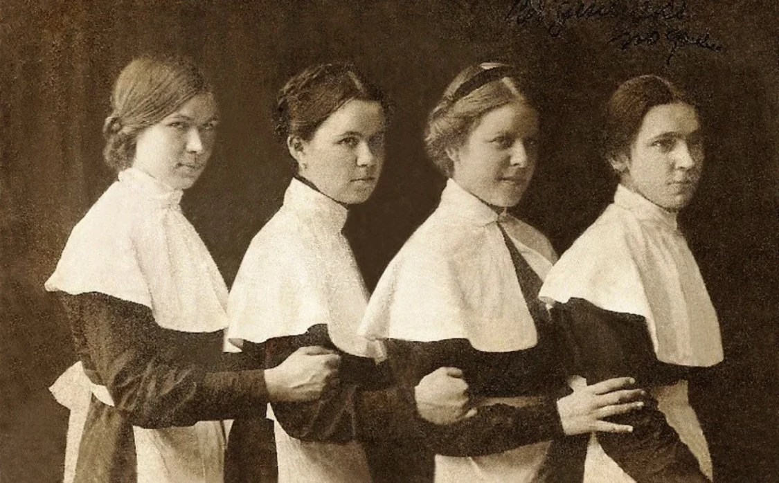 ПЕЛЕРИНА (от фр. pèlerin — «паломник») - короткая накидка, которая покрывает плечи, вер...
