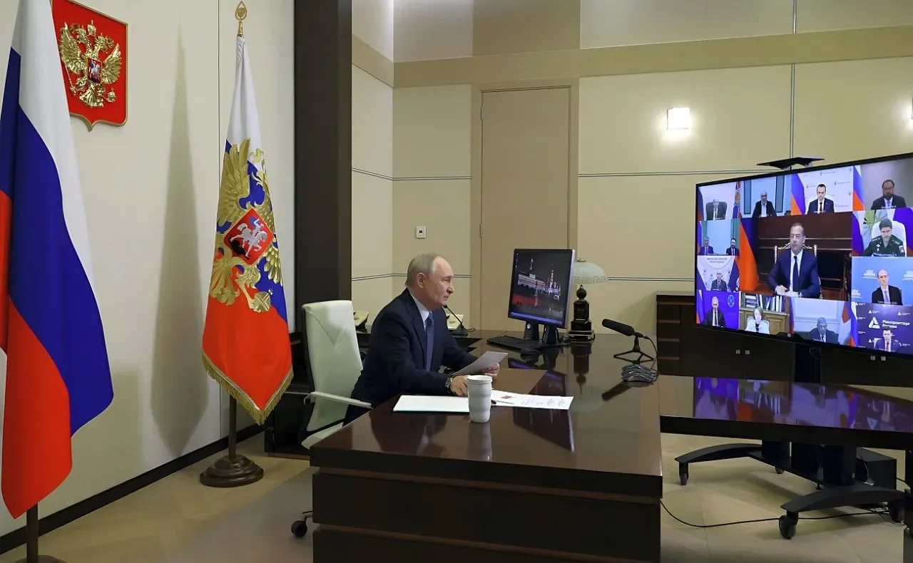 Путин на совещании по цифровой безопасности первым заслушал главу «Сбера»