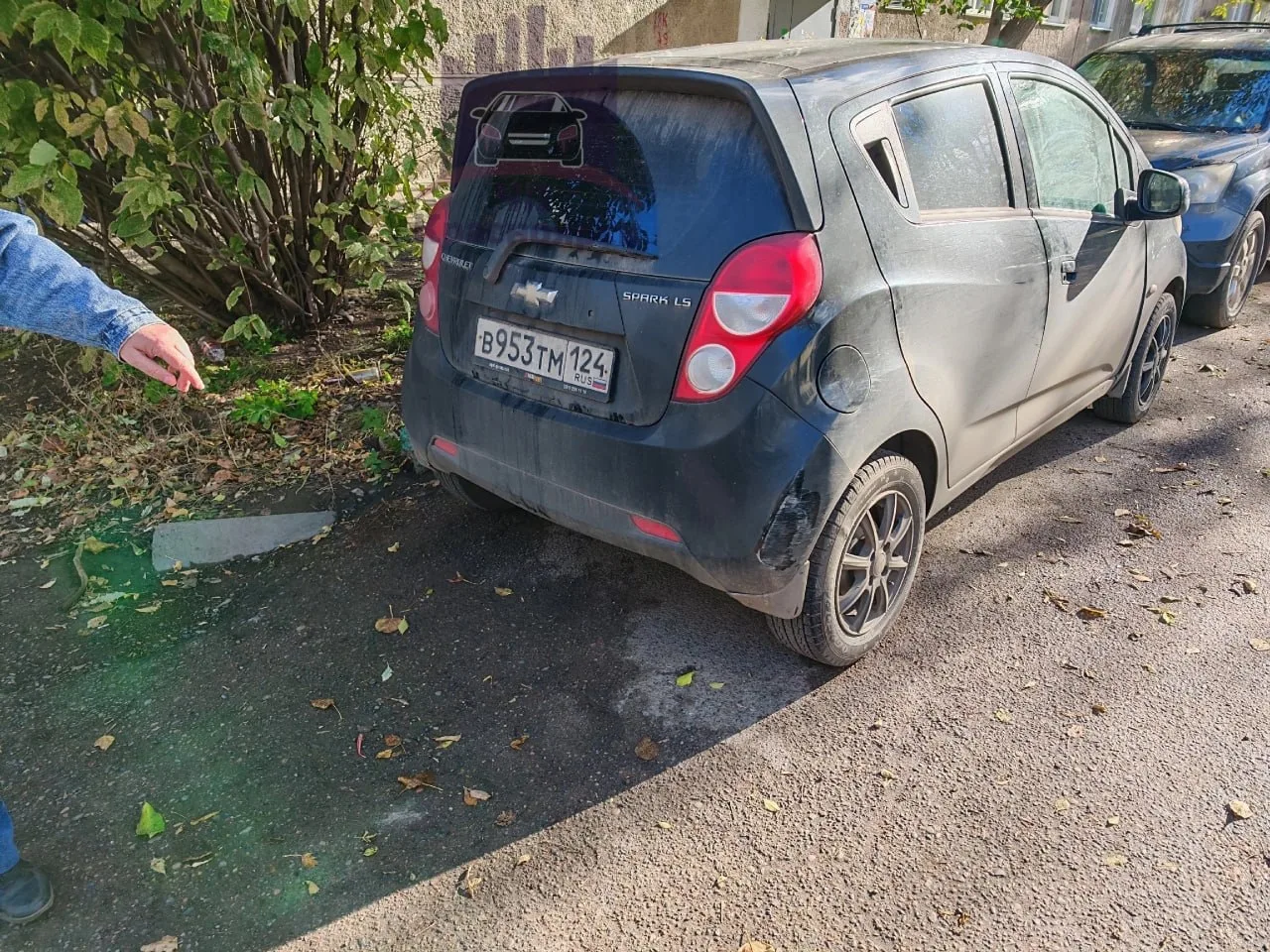 Во дворе дома по адресу ул. Крупской, 12А, серебристый Kia Rio повредил два припаркован...