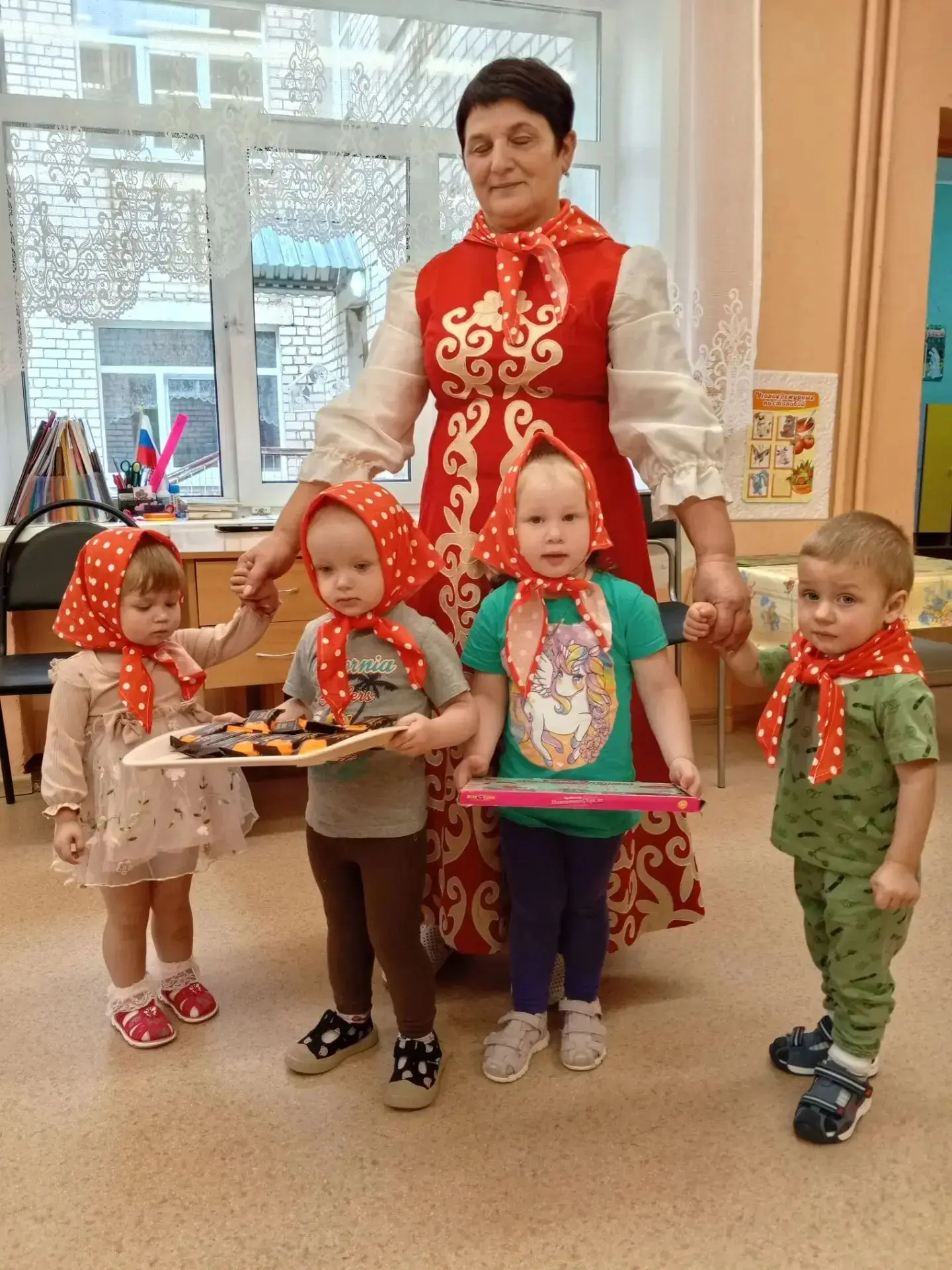 Матрёшки в гостях у Светлячков😊