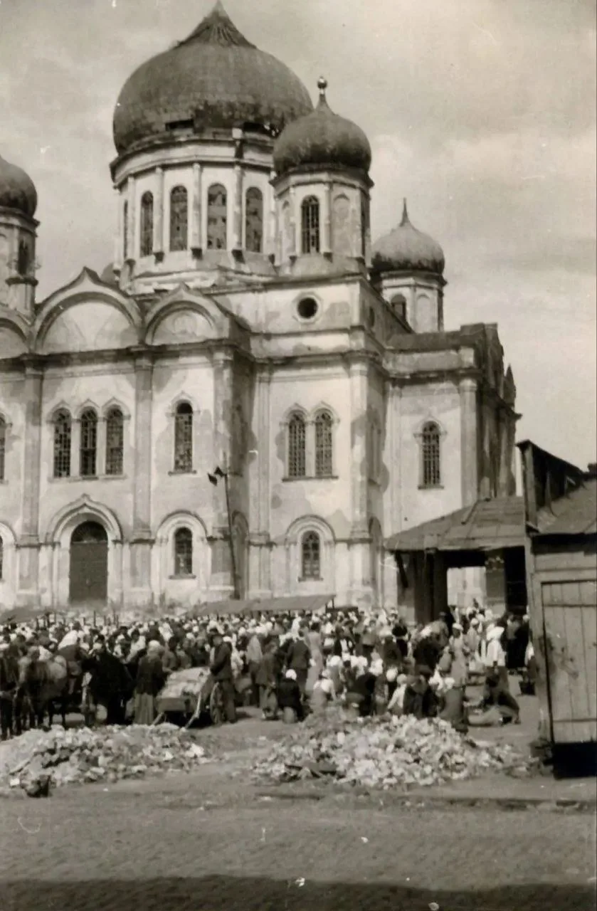 Фотография 1942 года. Торговля возле собора Рождества Пресвятой Богородицы на Старом ба...