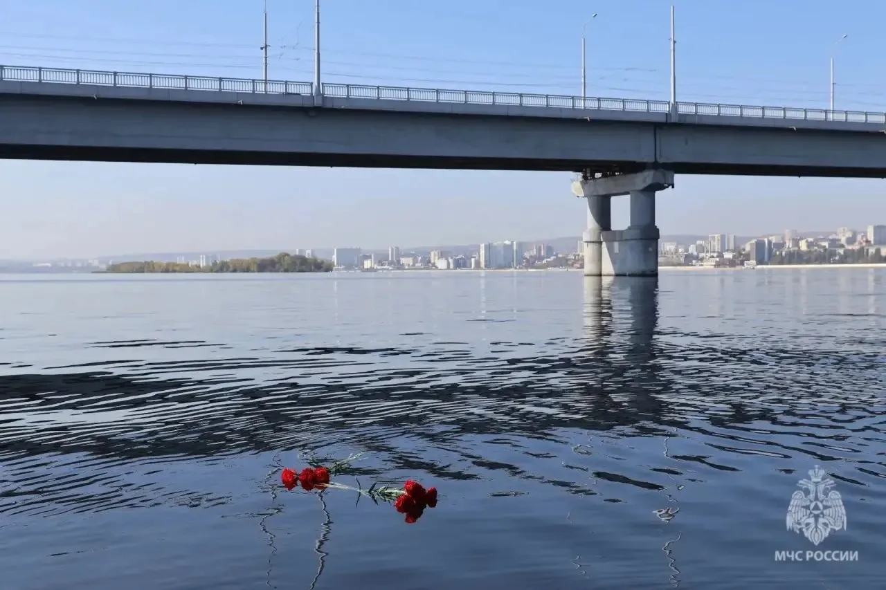 Саратовские пожарные почтили память коллег, погибших 23 года назад